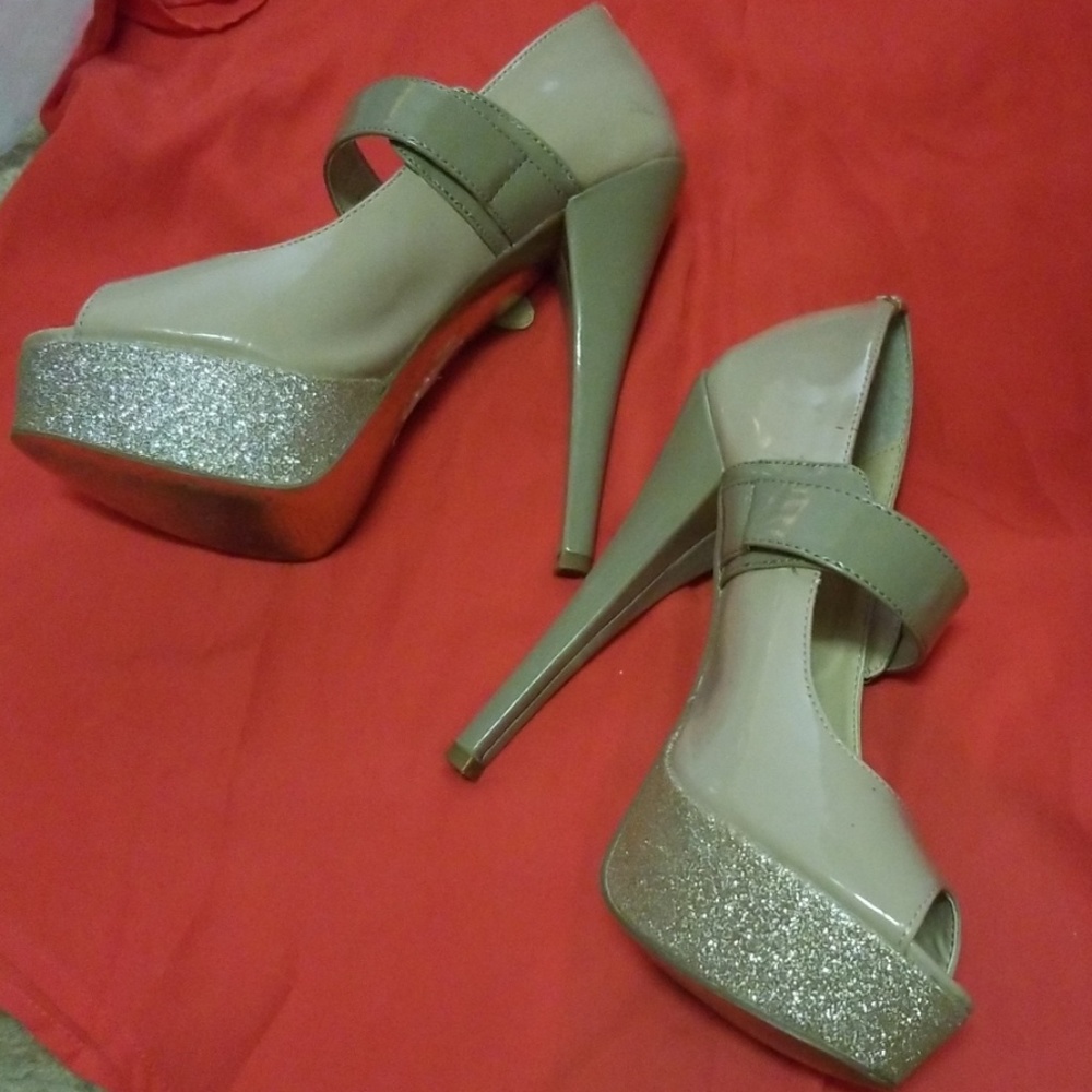 3 Tone Heels - Picture 2 of 8